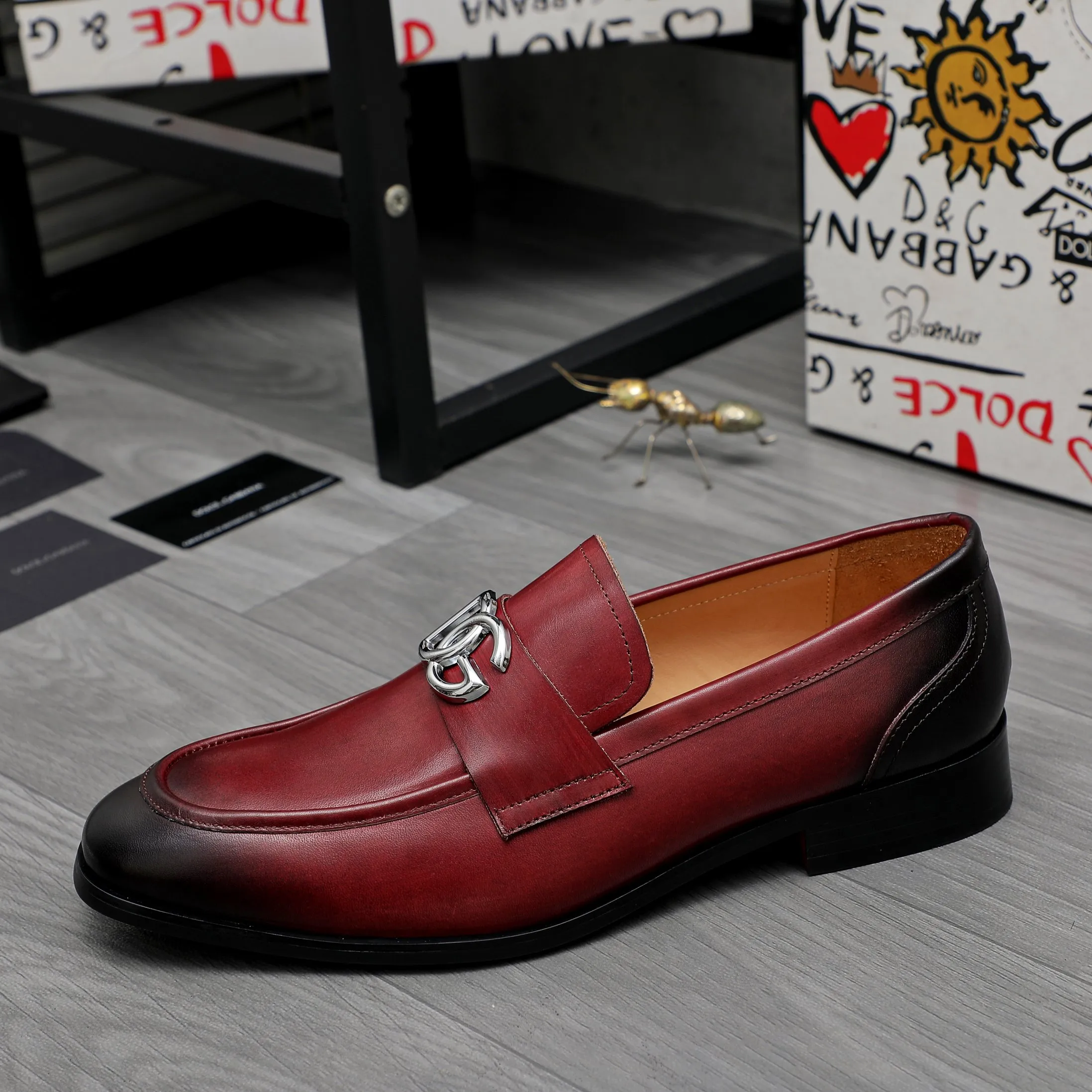 Men's shoes 💰500 Product trademark: DG (Dolce & Gabbana) business casual leather shoes Regular size: 38-45 (45 is custom-made and non-returnable) Product materials: Selected high-quality color-brushed cowhide upper, cowhide lining, original outsole